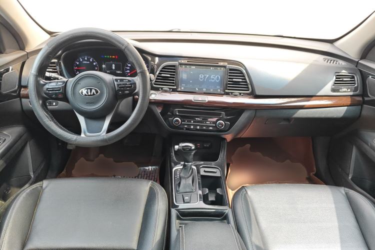 Used Kia K4 2014 1.8L Automatic DLX Center Console