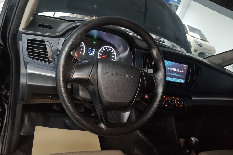 Used FORTHING Lingzhi 2023 M5L 1.6L Base Model 7 Seats Steering Wheel