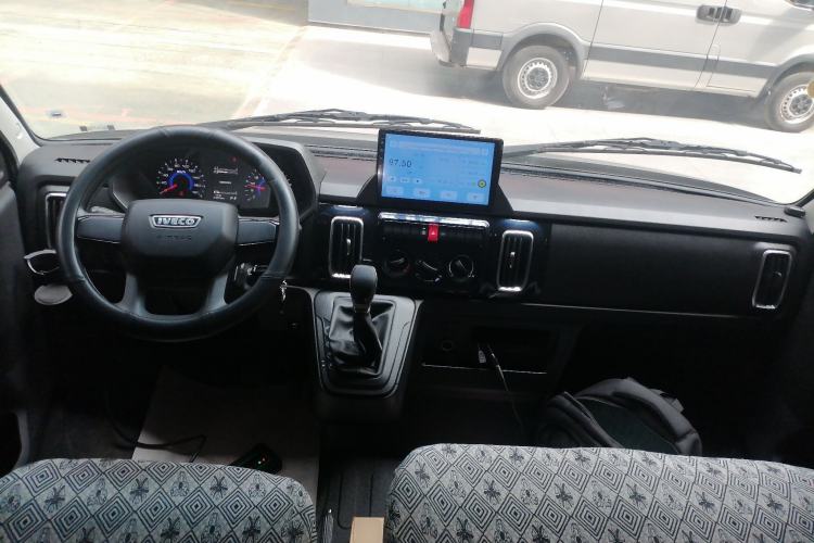 Used Iveco Daily 2023 2.5T A35M1 Multi-Purpose Passenger Vehicle Short Wheelbase Low Roof Single Tire Manual Transmission with Automatic Option