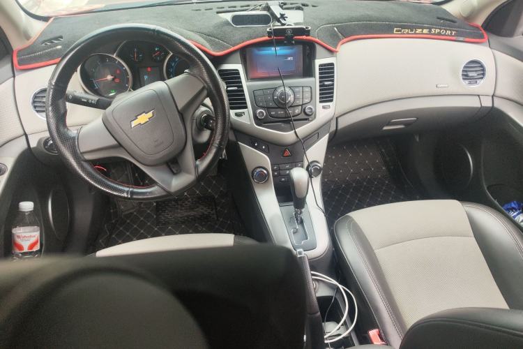 Used Chevrolet Cruze 2013 1.8L SE AT Center Console