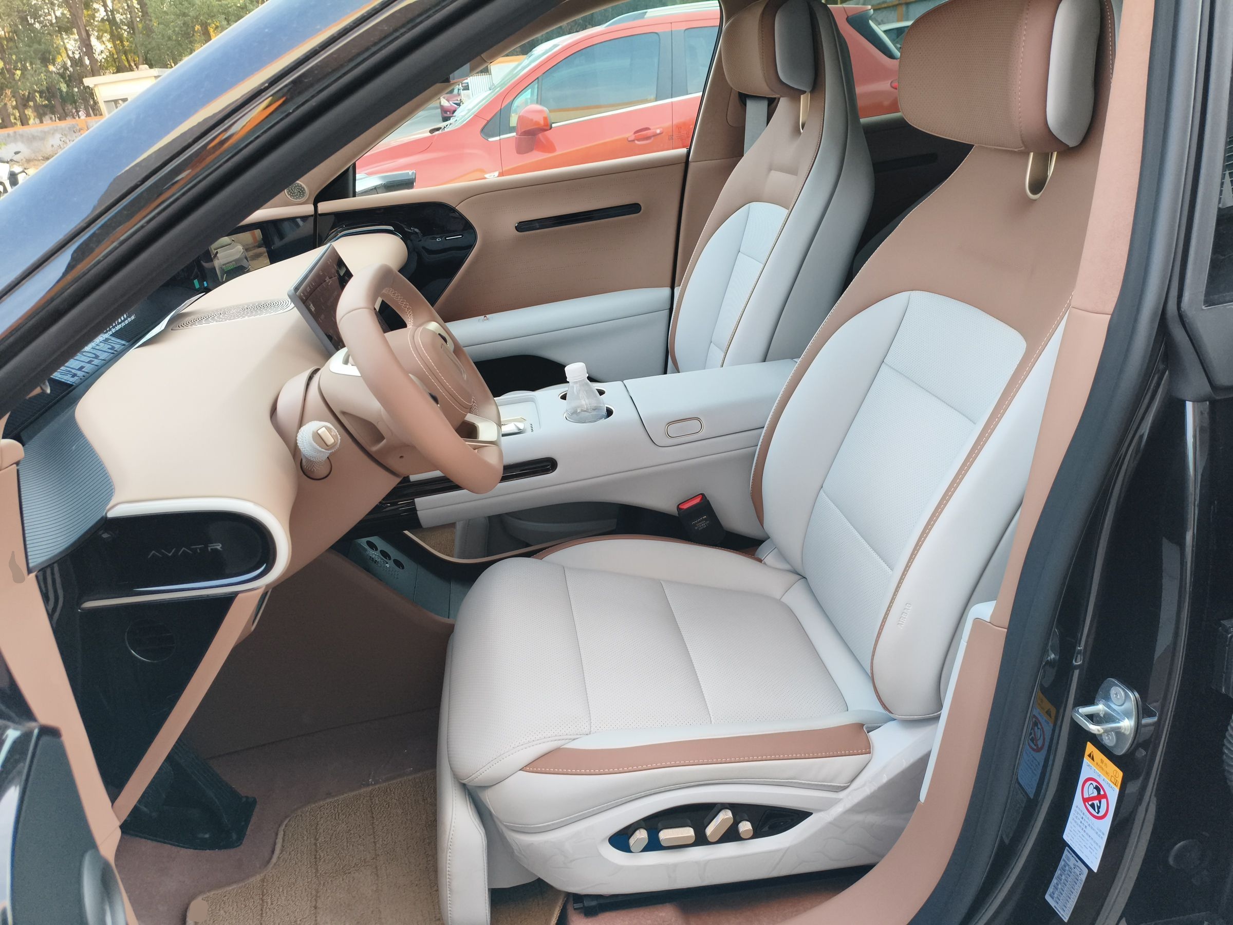 المقاعد الأمامية داخل السيارة