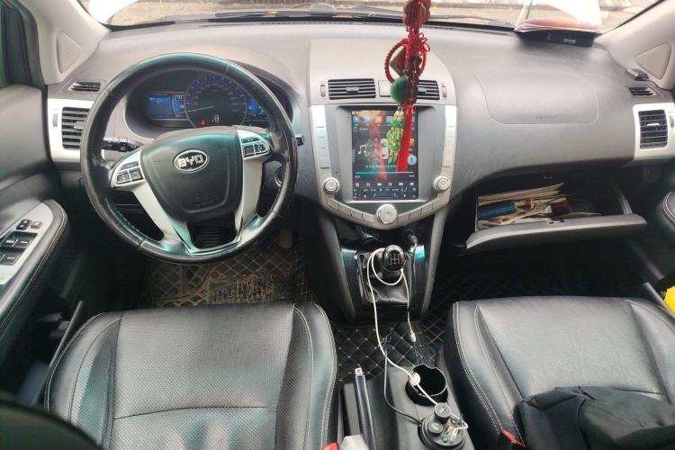 Used BYD S6 2014 2.0L Manual Luxury 5-Seater Center Console