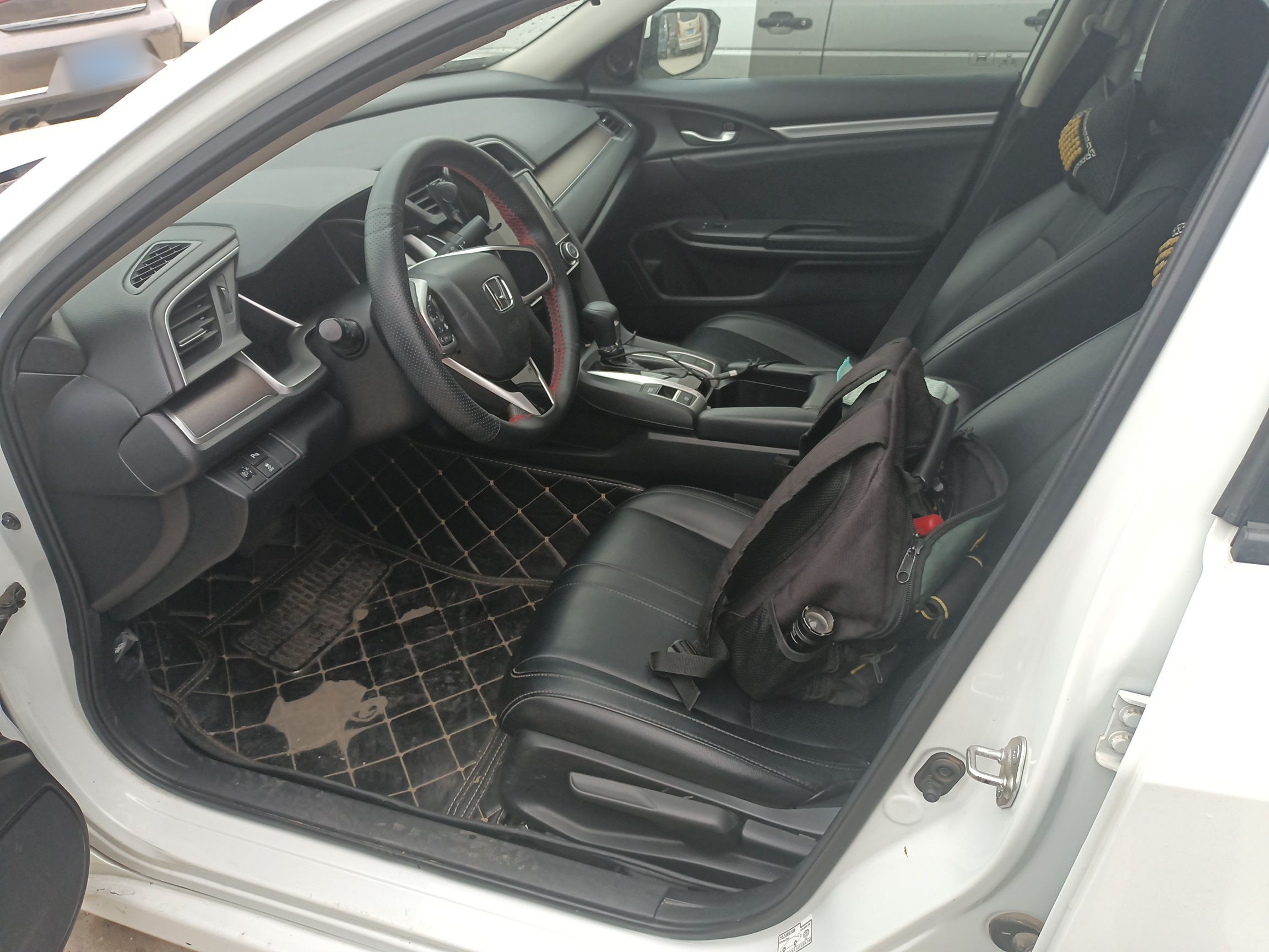 Переднее сиденье в автомобиле