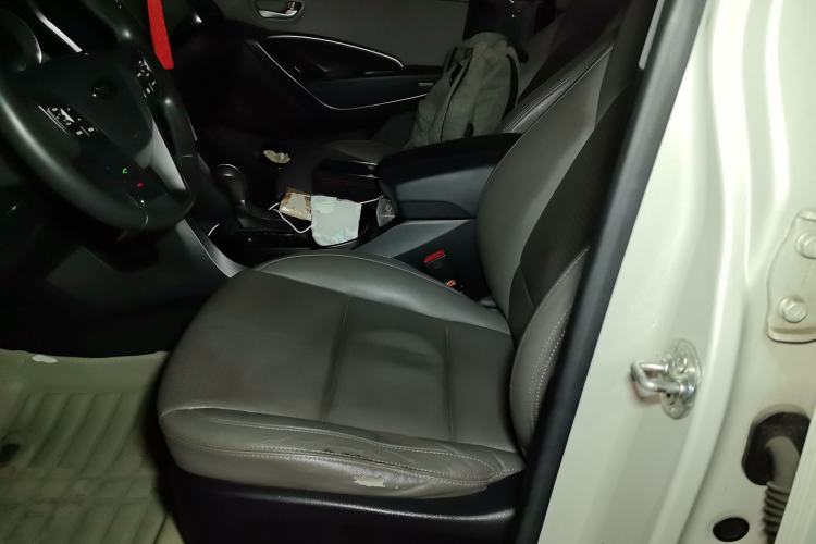 Used Hyundai Santa Fe Classic 2013 3.0L 4x4 Comfort Edition with Navigation 7 Seats Euro IV Left Front Seat