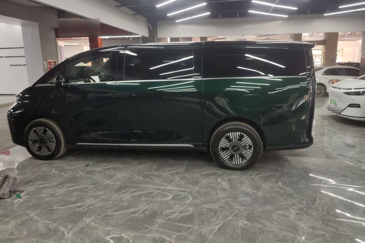 Used Geely Galaxy LEVC L380 2024 140-Degree 6-Seater All-Wheel-Drive Ultra