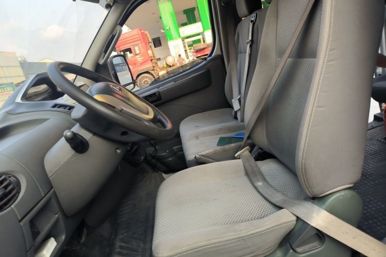 Used SAIC MAXUS Xintu V80 2015 2.5T Manual Aoyuntong Version Short Wheelbase Mid-Roof Left Front Seat