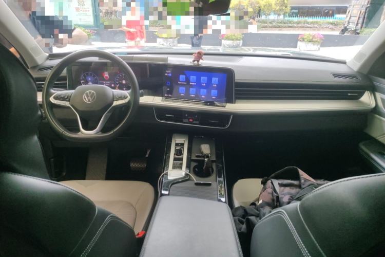 Used Volkswagen Tavendor 2023 330TSI Luxury Touring Edition Center Console