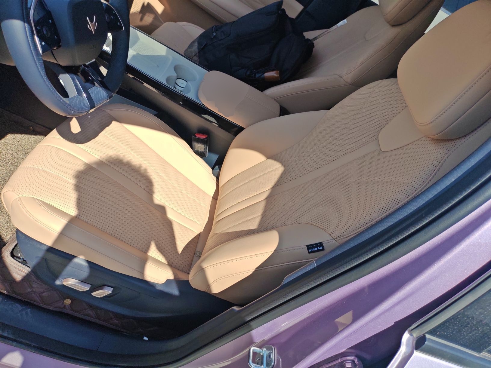 Переднее сиденье в автомобиле