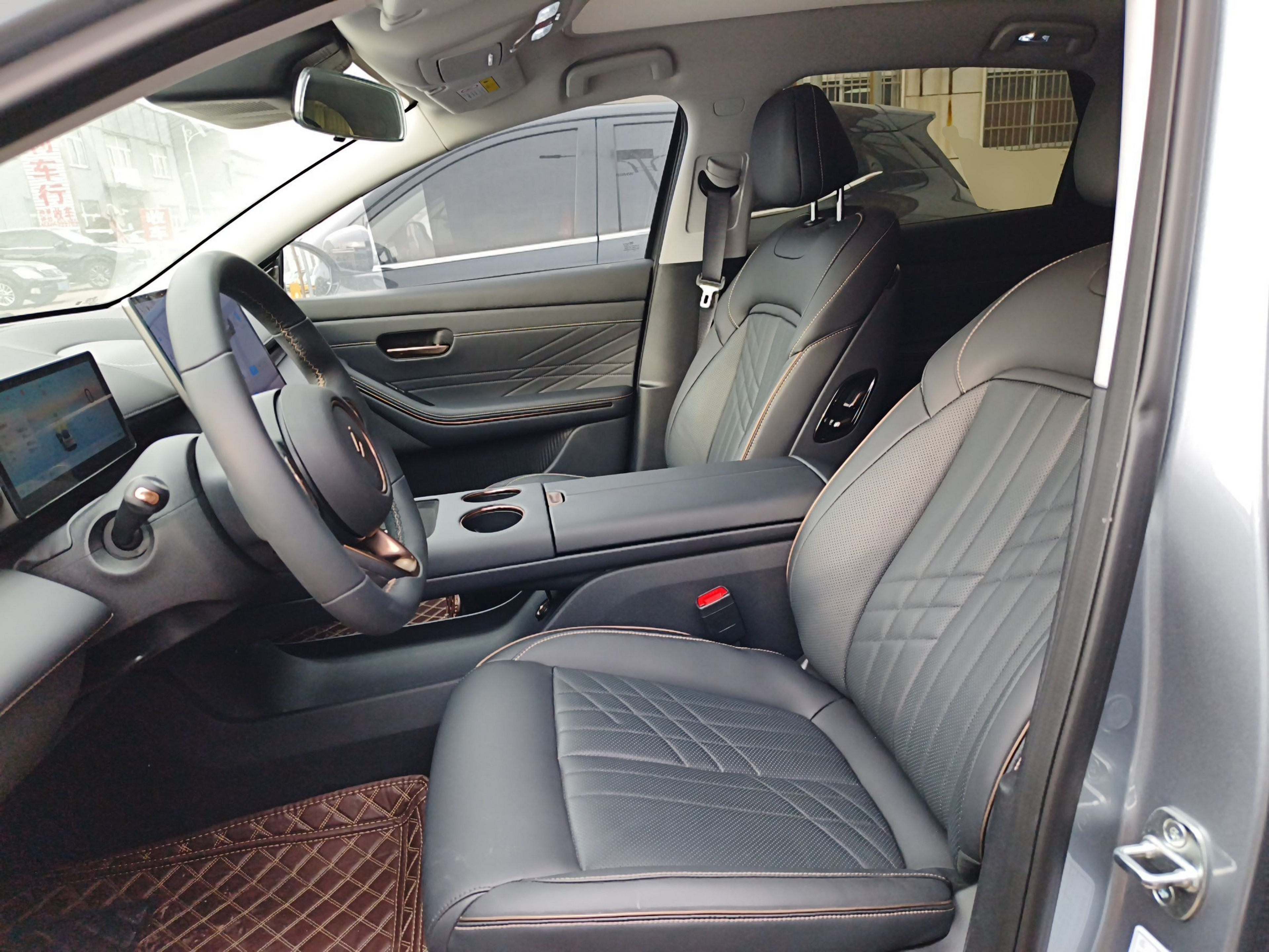 Переднее сиденье в автомобиле