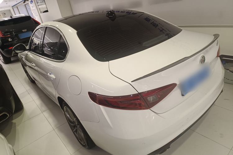 Used Alfa Romeo Giulia 2017 2.0T 280HP Luxury Edition Exterior 2