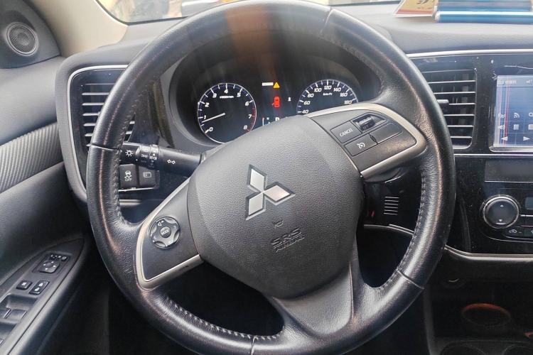 Used Mitsubishi Outlander 2013 2.4L Four-Wheel Drive Luxury Navigation Version 7 Seats