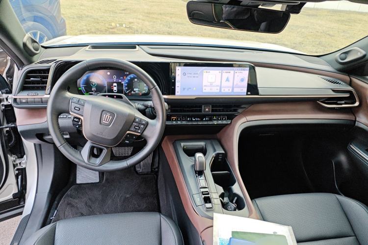 Used Toyota Crown 2023 2.5L SportCross HEV Two-Wheel Drive Prestige Edition Center Console