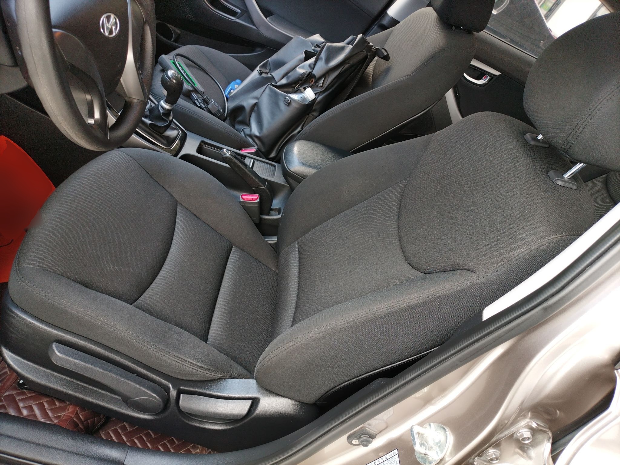 Переднее сиденье в автомобиле