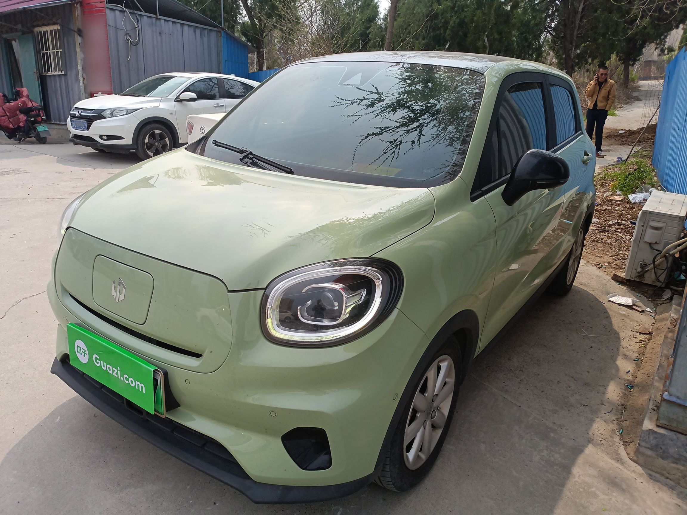 تحت مقدمة السيارة