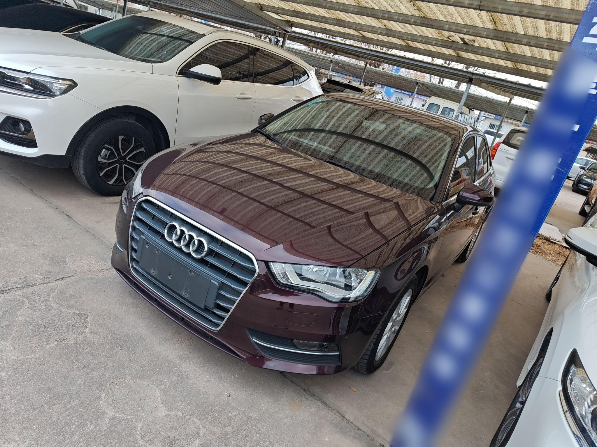 تحت مقدمة السيارة