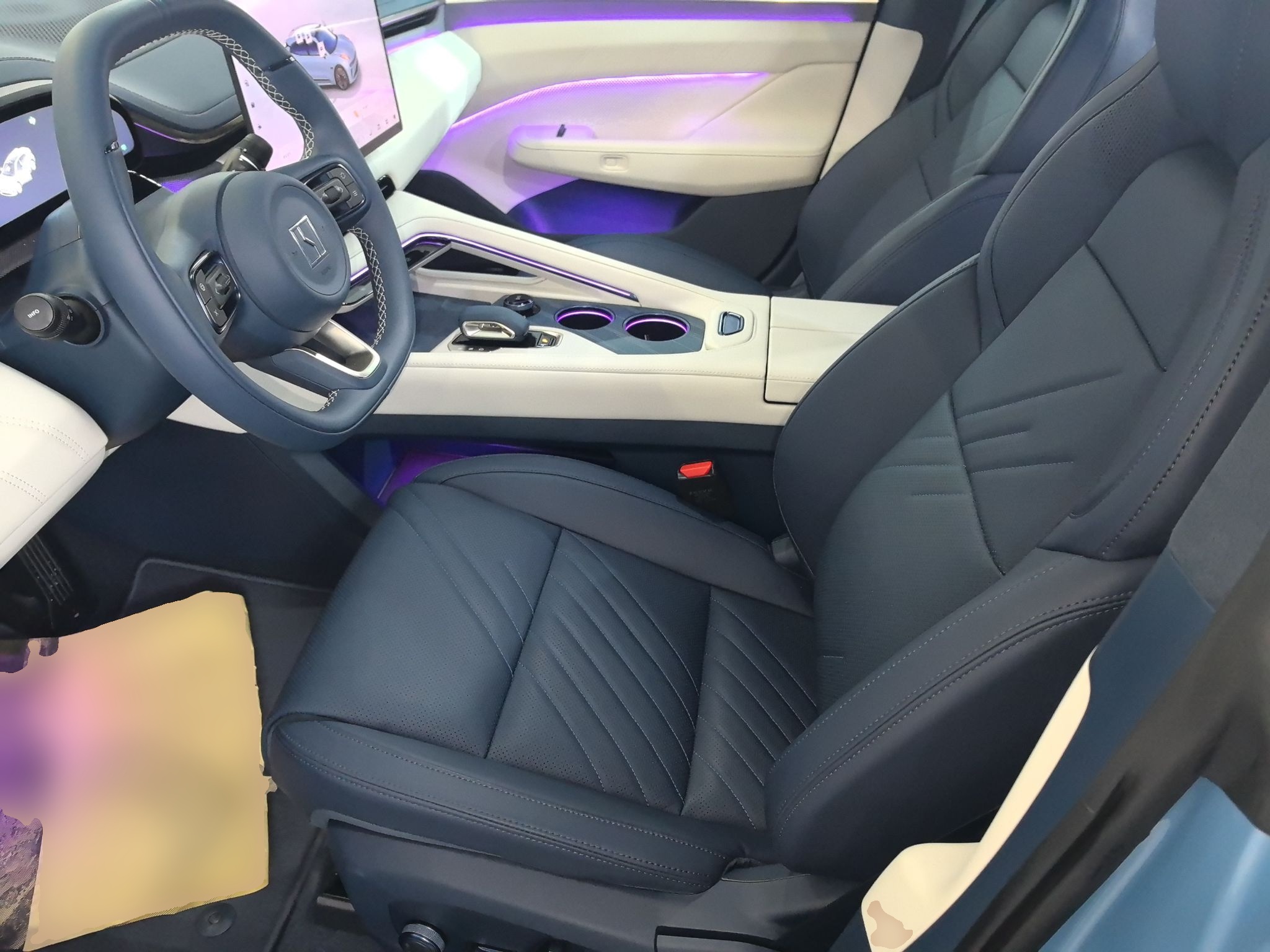 المقاعد الأمامية داخل السيارة