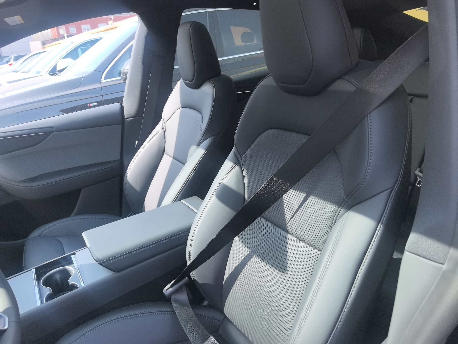 Переднее сиденье в автомобиле