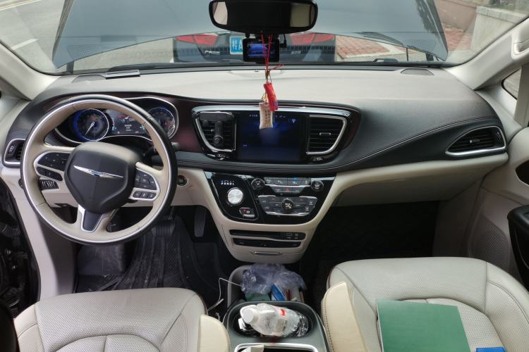 Used Chrysler Grand Voyager 2017 3.6L Premium Edition Center Console