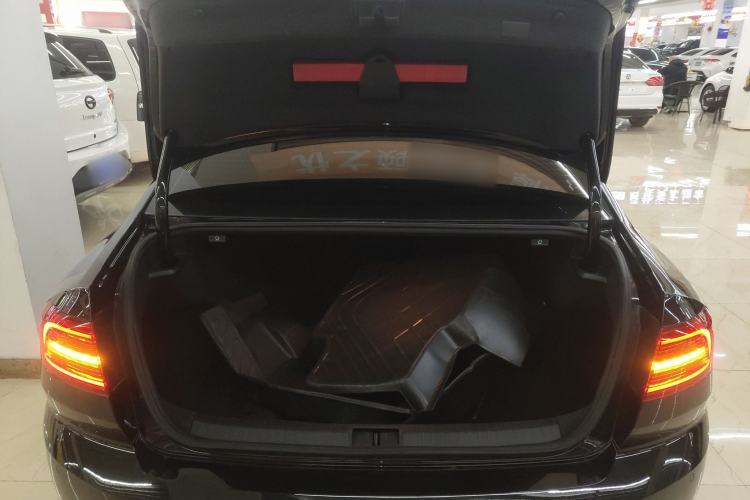 Used Volkswagen Magotan 2018 330TSI DSG Luxury Model Trunk