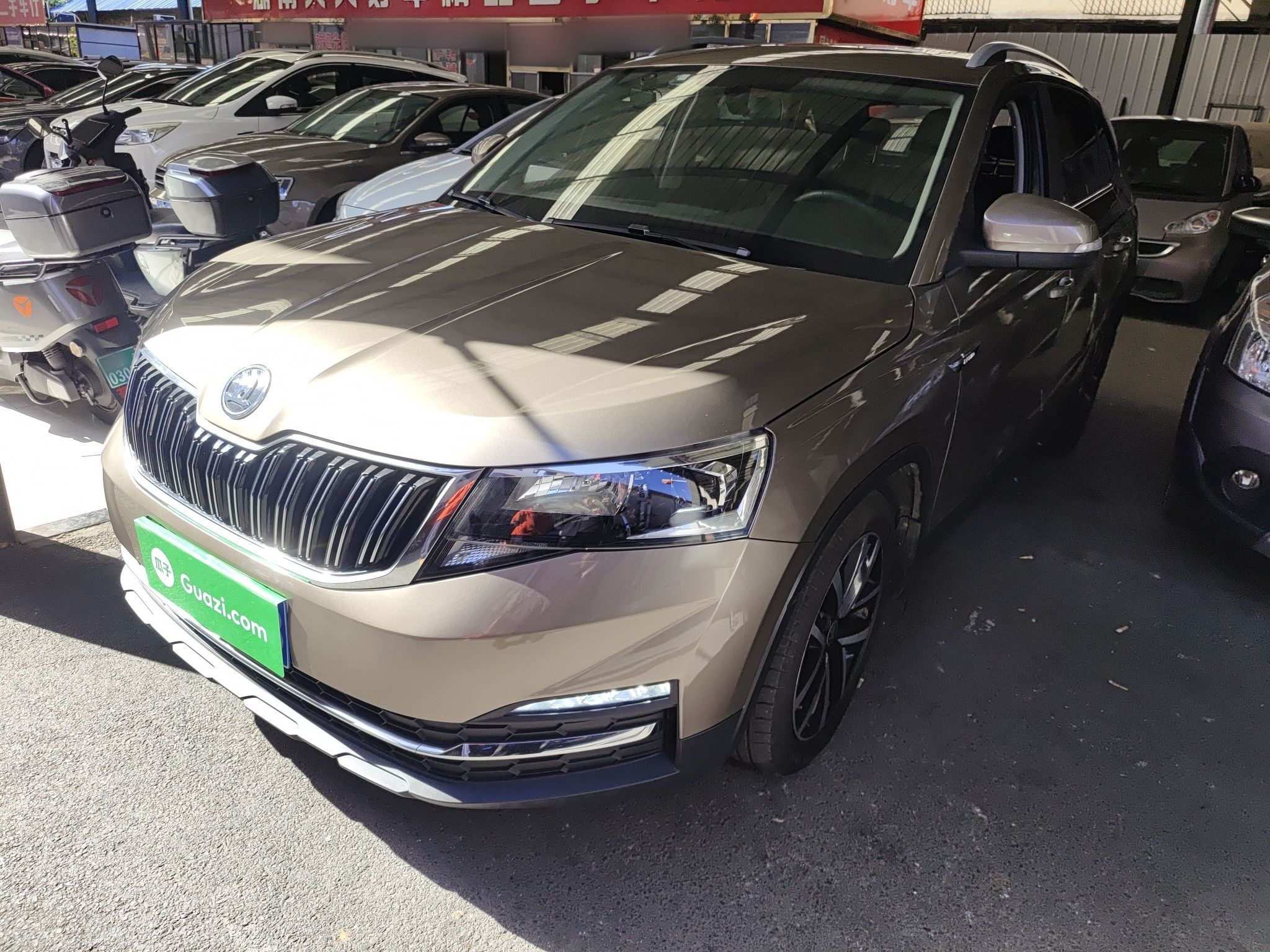 تحت مقدمة السيارة