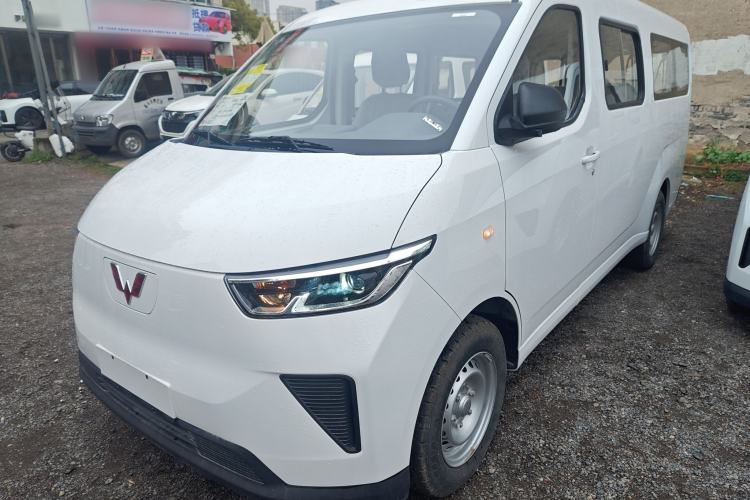 Used Wuling Yangguang 2024 300KM Comfort Version Passenger Van 75kW