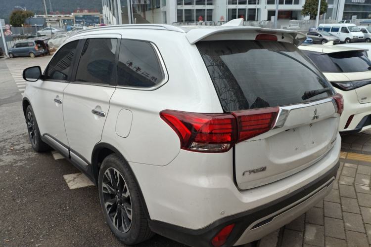 Used Mitsubishi Outlander 2019 2.4L 4x4 Zhi Xiang Edition 5 Seats China V Emission Standard
