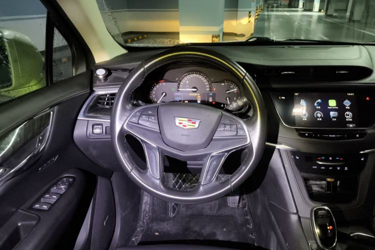 Used Cadillac XT5 2017 Anniversary Edition 25T Luxury Model Steering Wheel