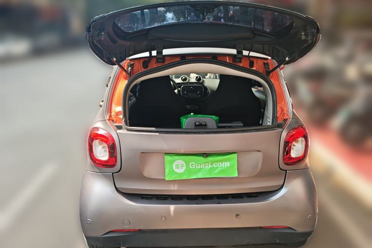 Used smart fortwo 2015 1.0L 52 kW hardtop Dynamic version Trunk