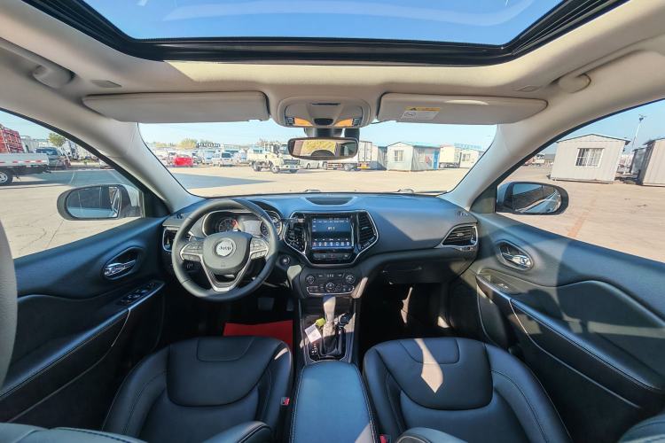 Used Jeep Cherokee 2019 2.0T Two-Wheel Drive Smart Enjoyment Version China VI Interior 3