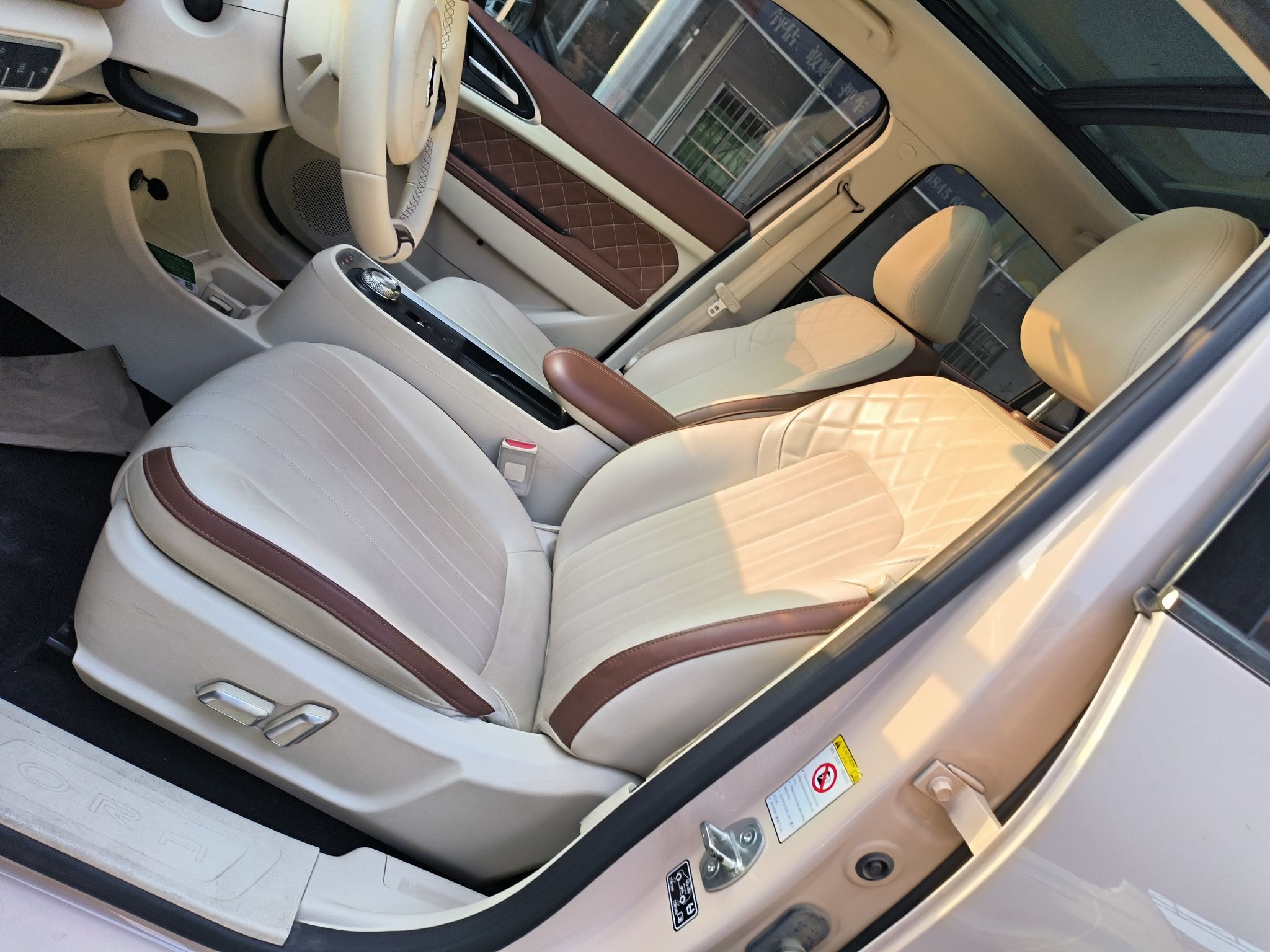 المقاعد الأمامية داخل السيارة