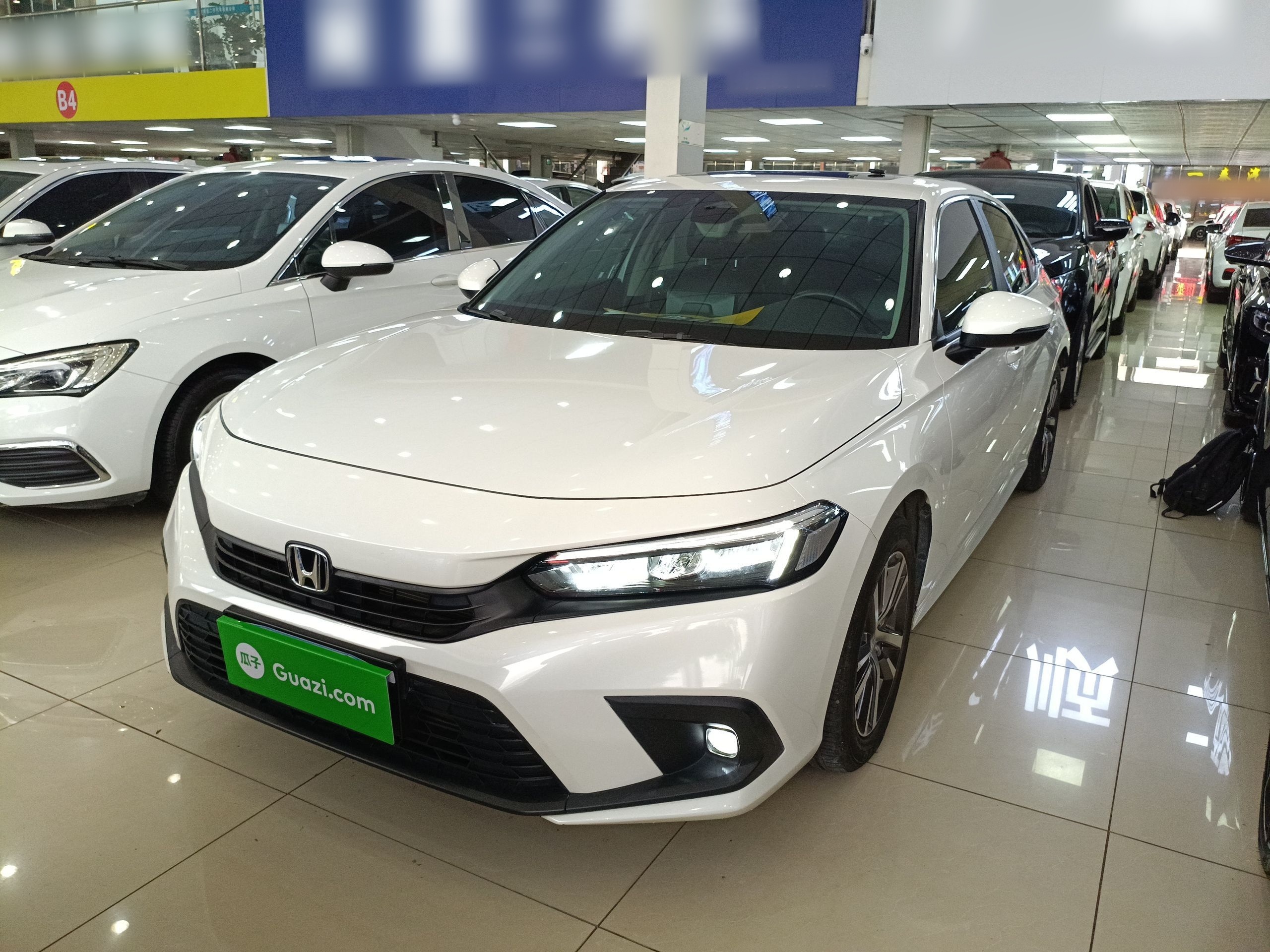 تحت مقدمة السيارة