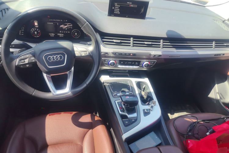 Used Audi Q7 2018 40 TFSI Comfort Model Center Console