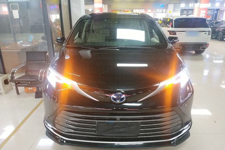 Used Toyota SIENNA 2023 2.5L Hybrid Deluxe Edition Front