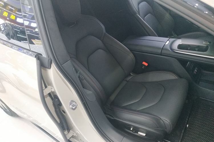 Used Xiaomi Auto SU7 2024 Four-Wheel Drive Ultra-Long Range Advanced Intelligent Driving Max Edition
