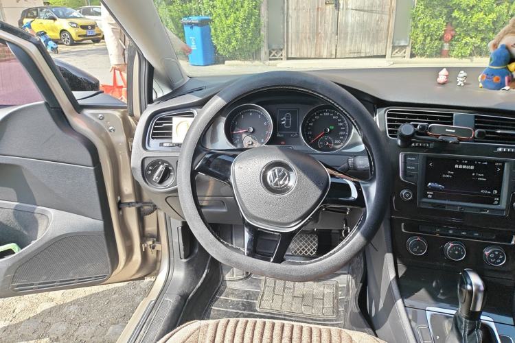 Used Volkswagen Golf 2017 1.6L Automatic Comfort Million-Vehicle Anniversary Edition
