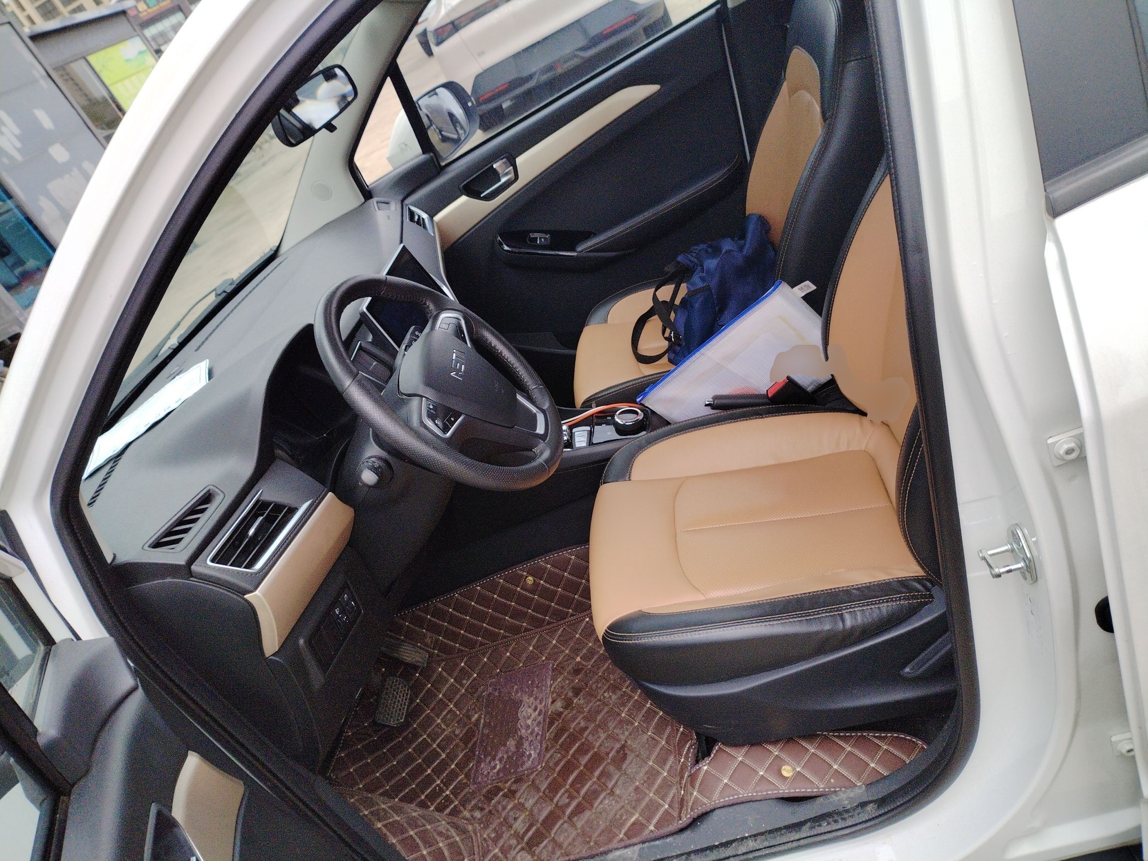 Переднее сиденье в автомобиле