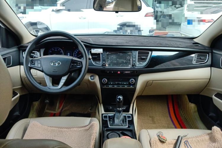 Used Hyundai Mistra 2014 1.8L Automatic Smart GLS Center Console