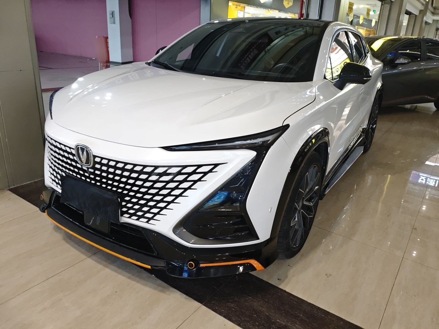 Под передней частью автомобиля