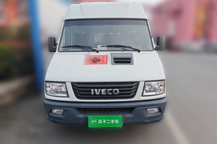 Used Iveco Daily 2021 2.5T A40 M1 Passenger Van 5-9 Seats Long Wheelbase Mid-Roof Design Dual Tires Manual Doors
