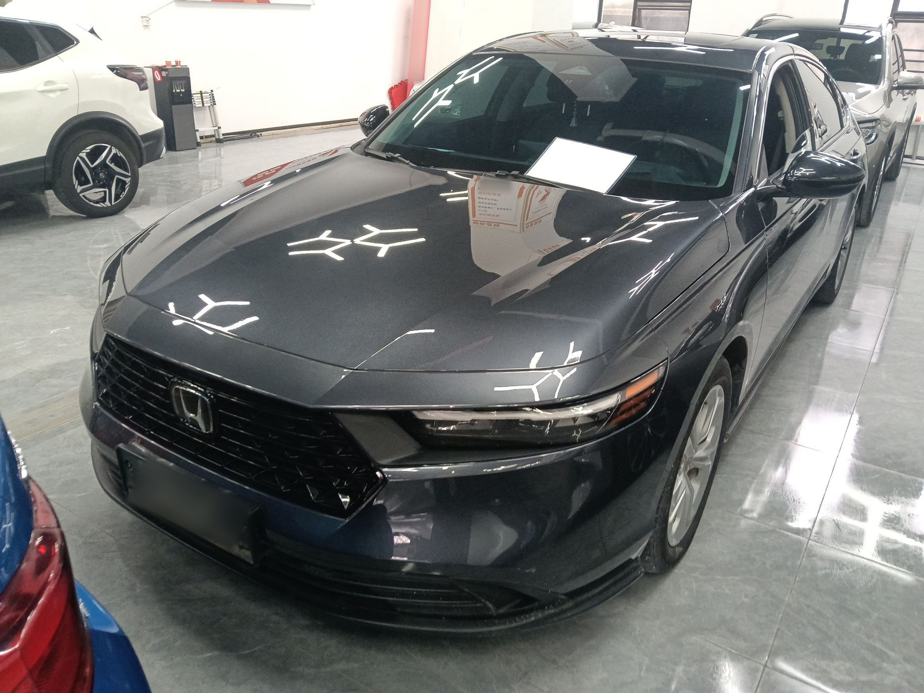 Под передней частью автомобиля