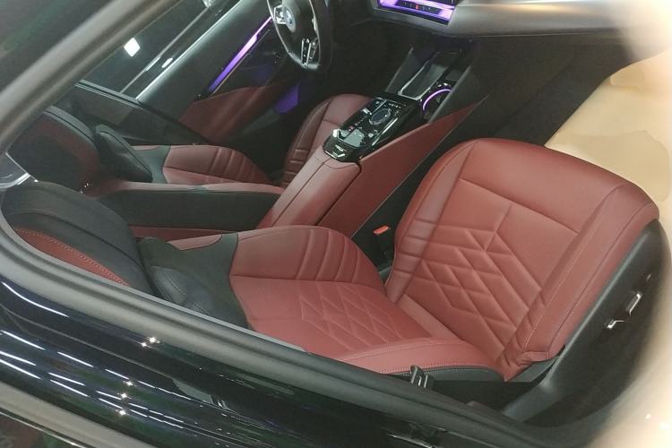 Used BMW i5 2025 eDrive 40L M Sport Package Right Front Seat