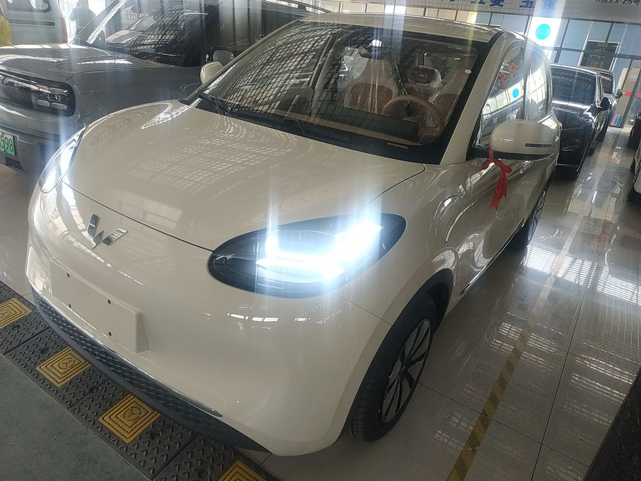 Под передней частью автомобиля