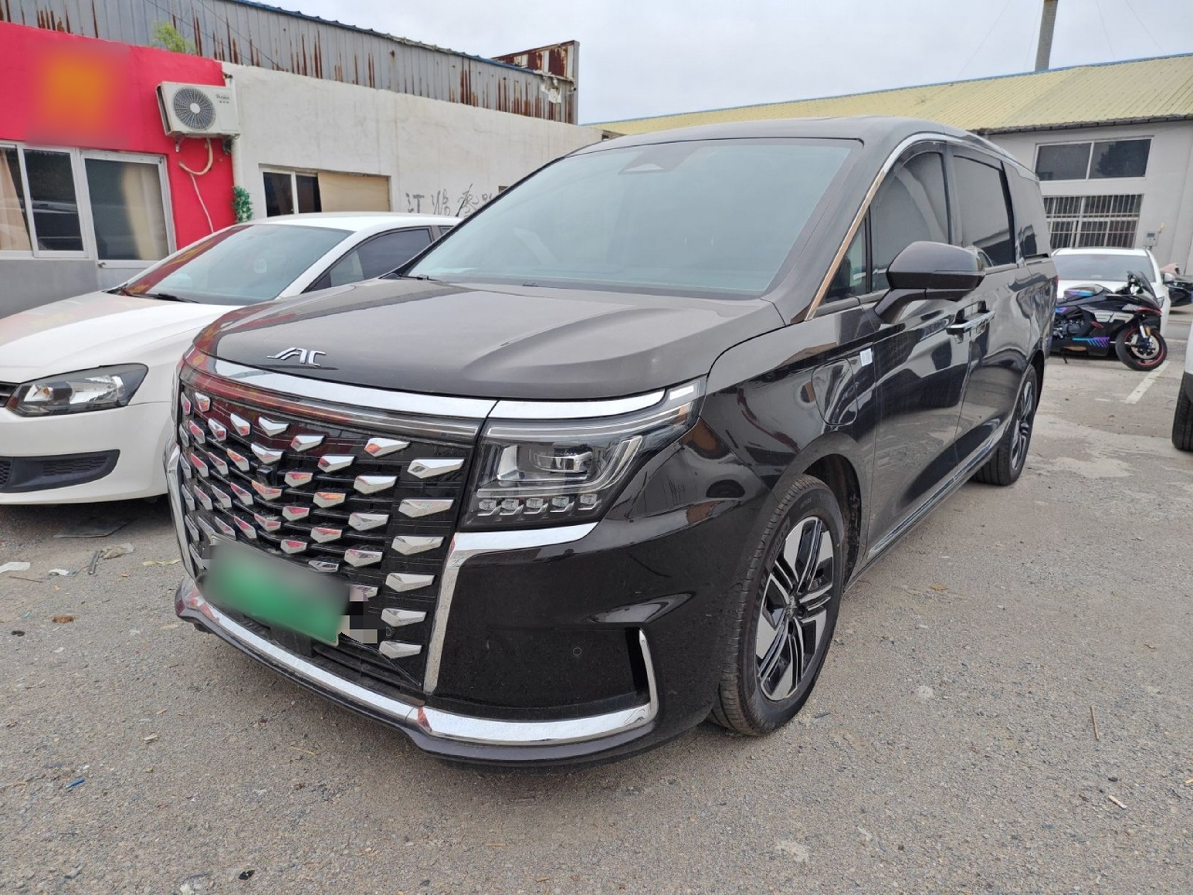 تحت مقدمة السيارة