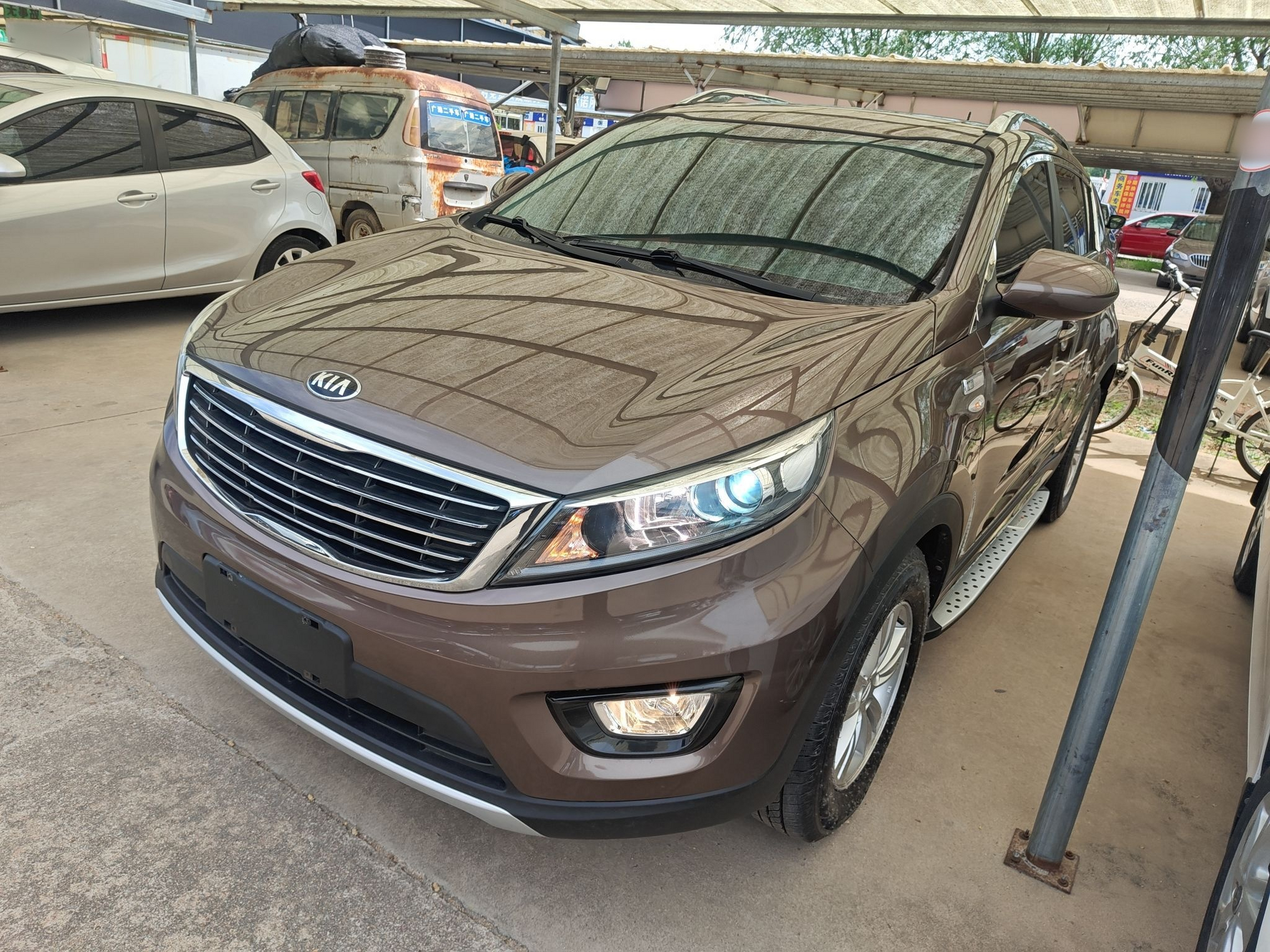 Под передней частью автомобиля