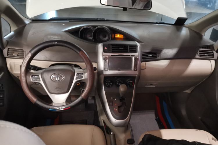 Used Toyota Verso 2011 180E CVT Elite Edition Center Console