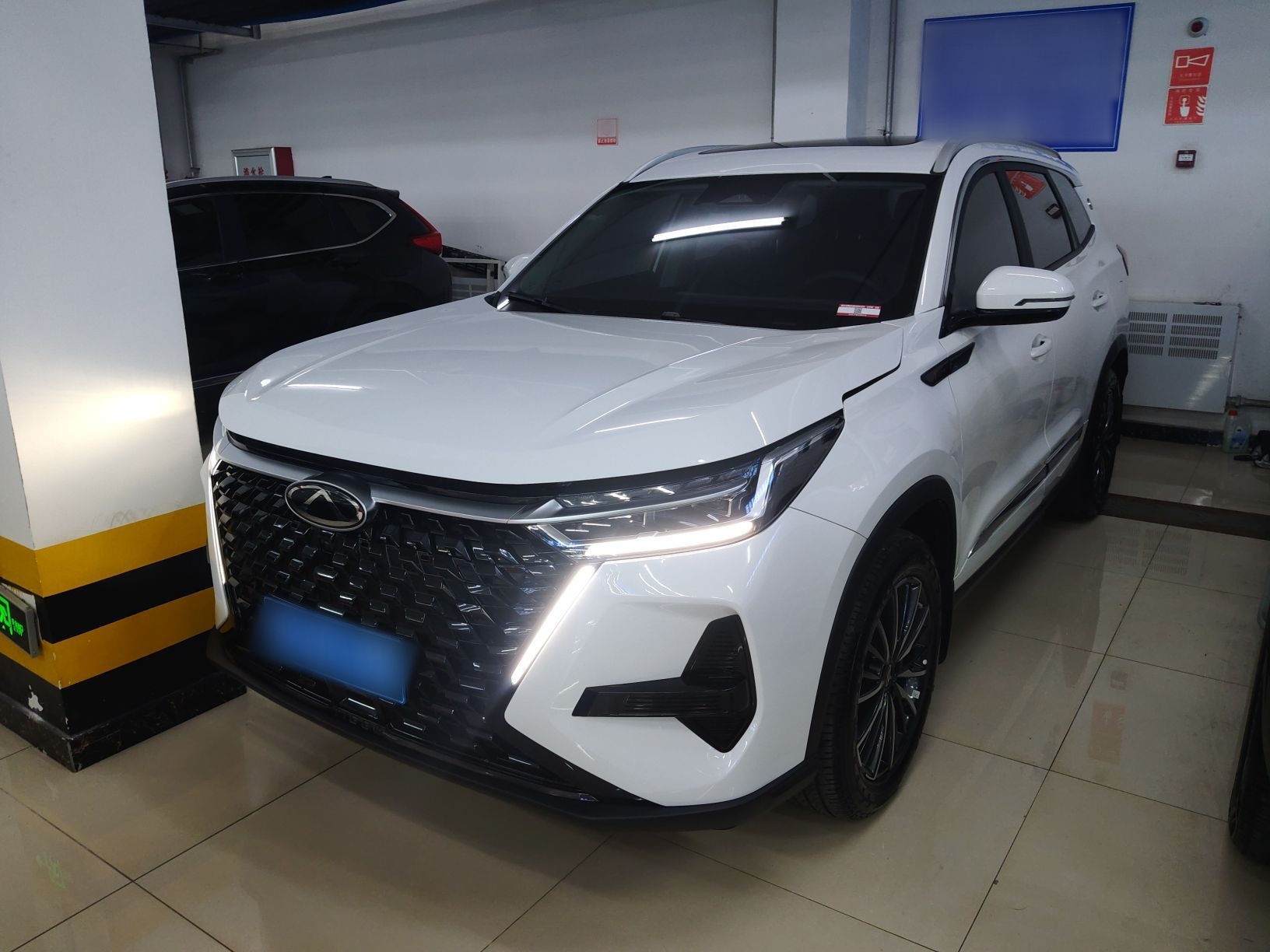 تحت مقدمة السيارة