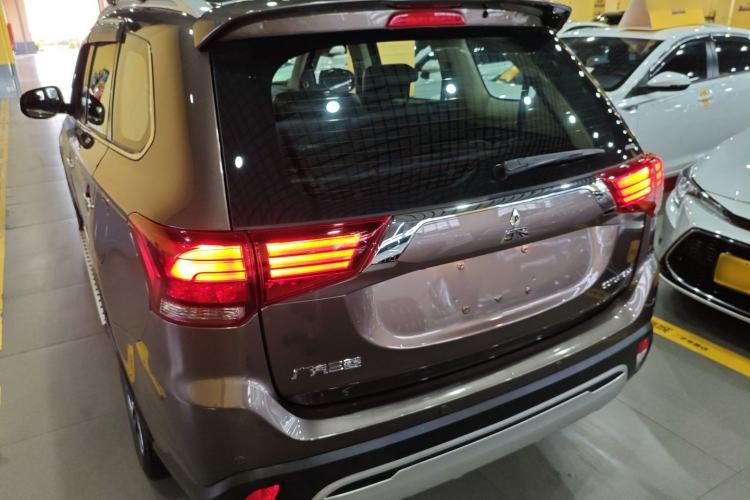 Used Mitsubishi Outlander 2019 2.4L 4x4 Zhi Xiang Edition 7 Seats China VI Standard
