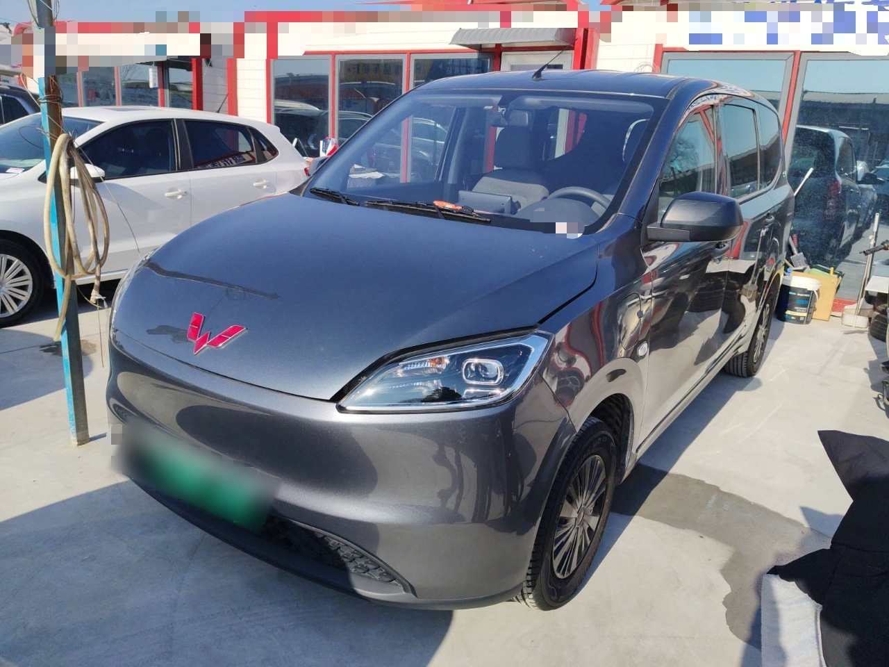 تحت مقدمة السيارة