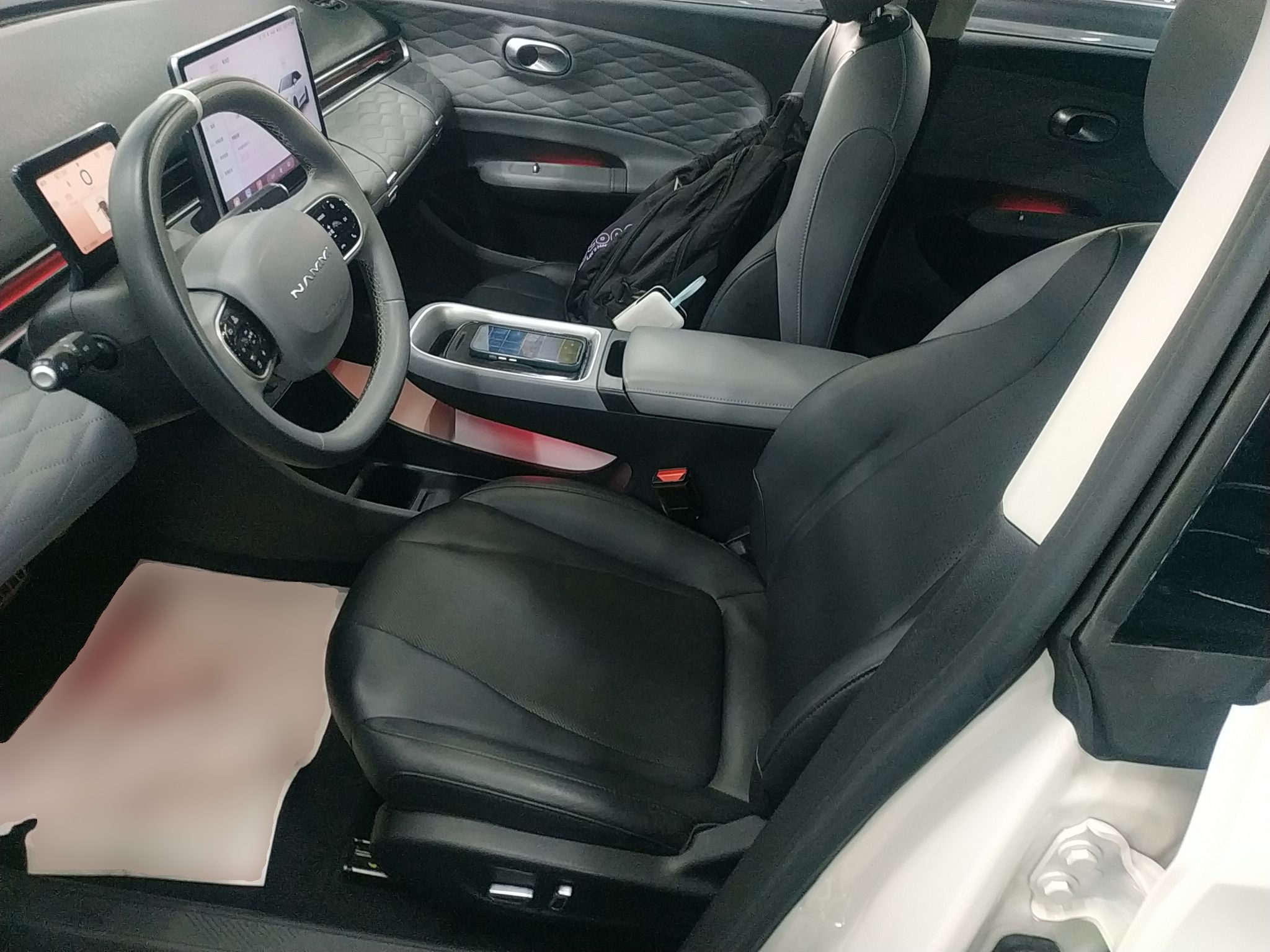 المقاعد الأمامية داخل السيارة