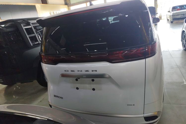 Used Denza D9 2022 DM-i 1040 Prestige Model
